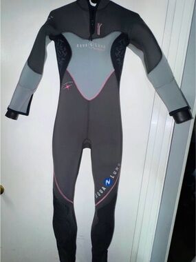 Aqua Lung Women’s Full-Length Gray & Light Gray Wetsuit with Pink Accents